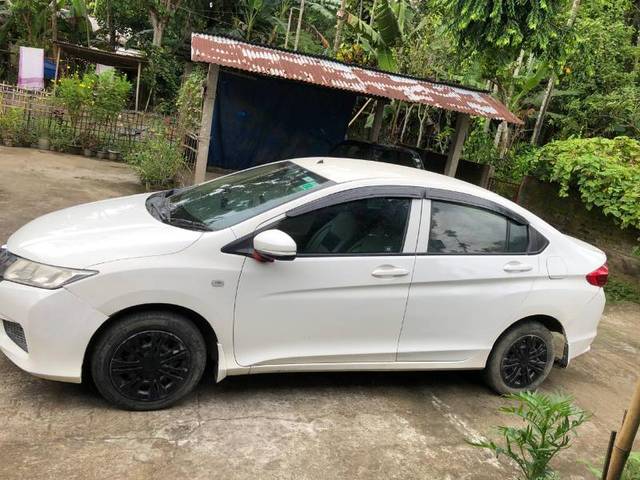 https://images10.gaadi.com/usedgaadi-sellcar/UsedCar/f5db76ec-ee36-4456-a52e-2b9cd35b6dcf/4b4ab13a-70a2-42b0-bd6f-833f7045fc74.jpg?imwidth=6401