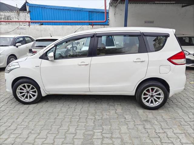 https://images10.gaadi.com/usedgaadi-sellcar/UsedCar/f5db93bca/e55639e3-480b-42ba-b5bd-1701b3a3db47.jpg?imwidth=6402