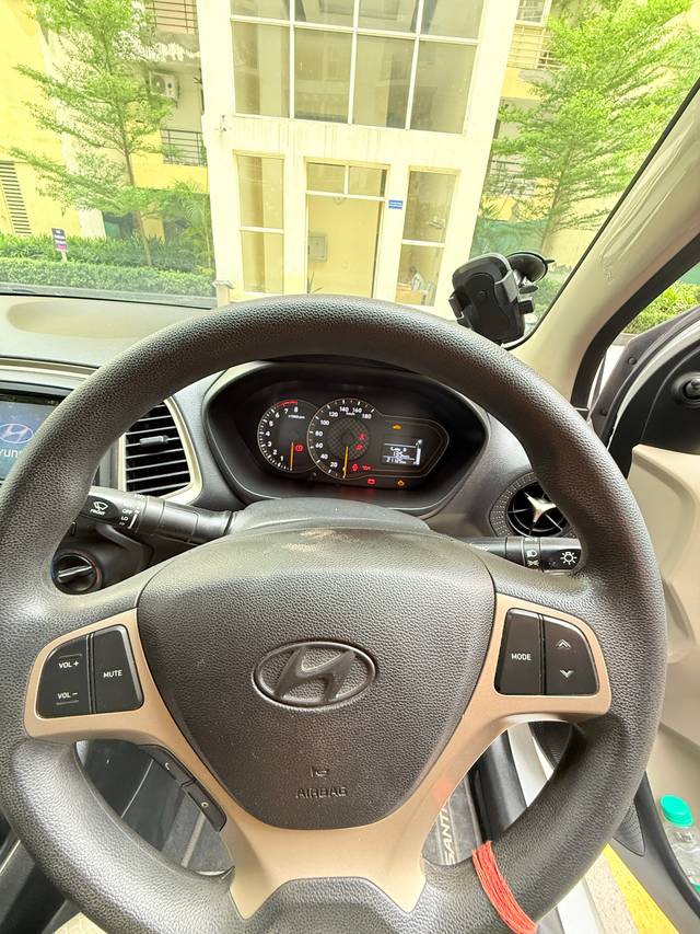 https://images10.gaadi.com/usedgaadi-sellcar/UsedCar/f5dc5c9aa/33336577-9e0d-451d-9344-4ec7b104cef6.jpeg?imwidth=6401