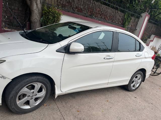 https://images10.gaadi.com/usedgaadi-sellcar/UsedCar/f5de3008a/770765ce-f392-4956-aa55-23df9518109a.jpg?imwidth=6402