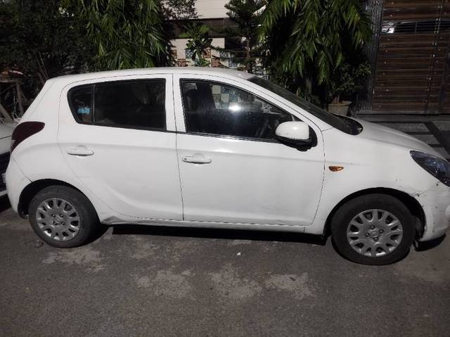https://images10.gaadi.com/usedgaadi-sellcar/UsedCar/f5dea7d6a/4156826e-2ae4-4ded-8d32-00d09a4622e3.jpg?imwidth=6401