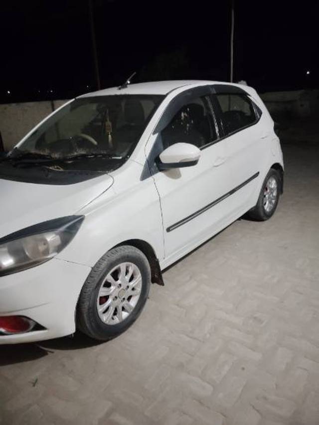 https://images10.gaadi.com/usedgaadi-sellcar/UsedCar/f5df3dd4a/64b00a5a-8d5d-4d04-a160-85d2a876897f.jpg?imwidth=6400