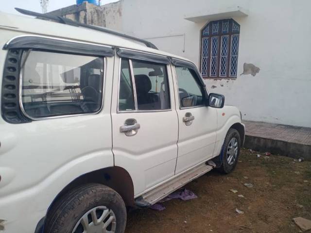 https://images10.gaadi.com/usedgaadi-sellcar/UsedCar/f5df4411a/7fc0d325-dacd-41b3-85b0-26934112adb0.jpg?imwidth=6401