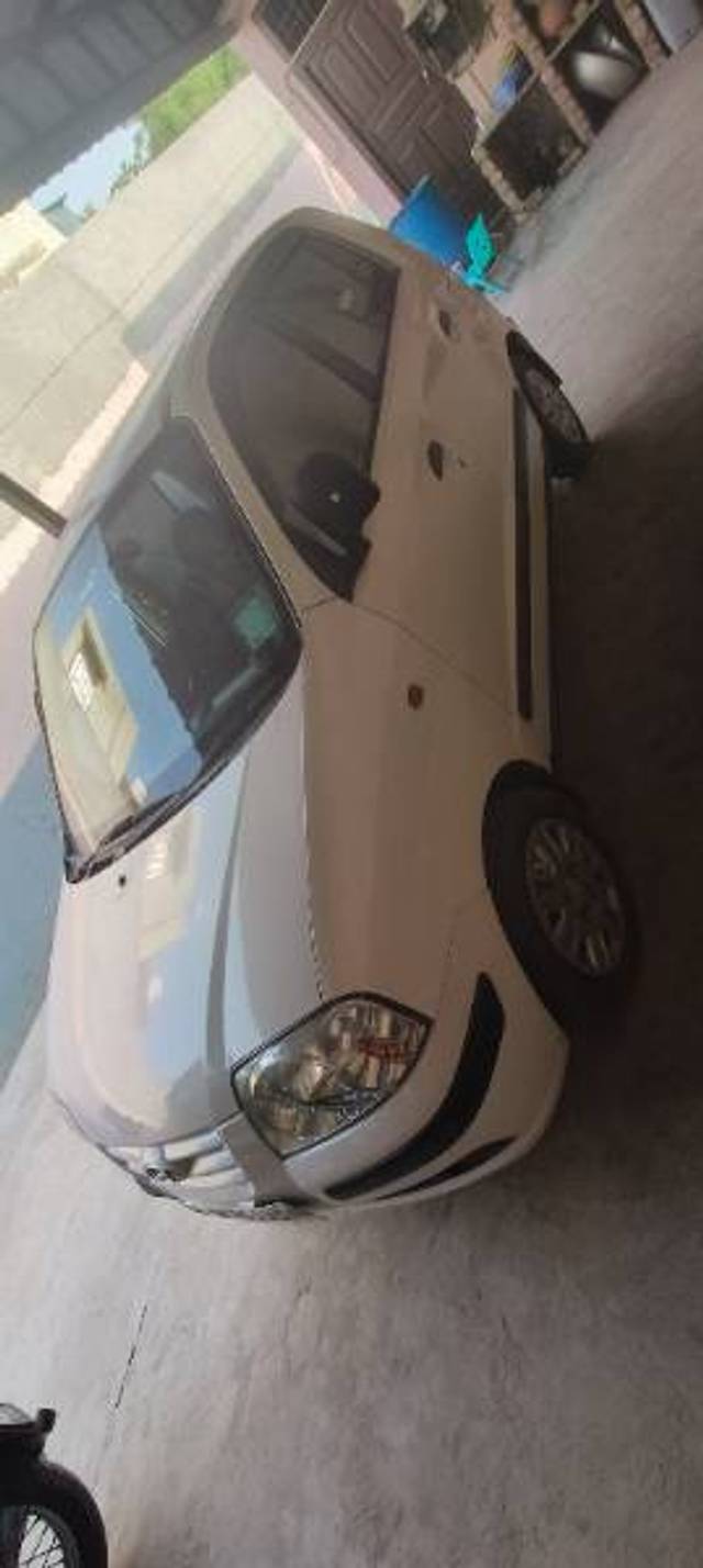 https://images10.gaadi.com/usedgaadi-sellcar/UsedCar/f5df8d77a/8080f3ea-13ae-4d42-9efb-8eff402da6ac.jpg?imwidth=6402