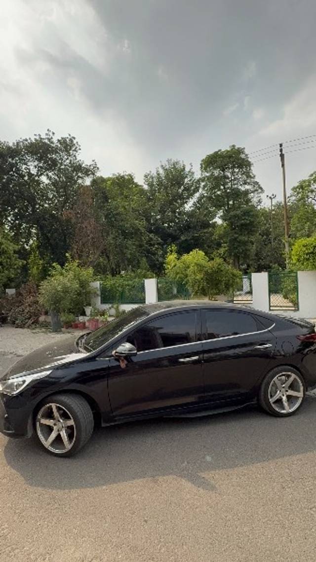 https://images10.gaadi.com/usedgaadi-sellcar/UsedCar/f5e08b65a/2d880680-2867-4f0c-adf2-994a1ffd1e45.jpeg?imwidth=6401