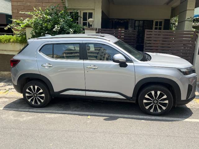 https://images10.gaadi.com/usedgaadi-sellcar/UsedCar/f5e1b7c9a/0e27f313-1630-4b3d-b66f-aa187f34edb6.jpeg?imwidth=6400