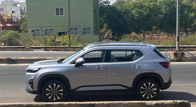 https://images10.gaadi.com/usedgaadi-sellcar/UsedCar/f5e1b7c9a/9ca67533-a65f-4bf9-ab53-a80dabeaa595.jpeg?imwidth=6402