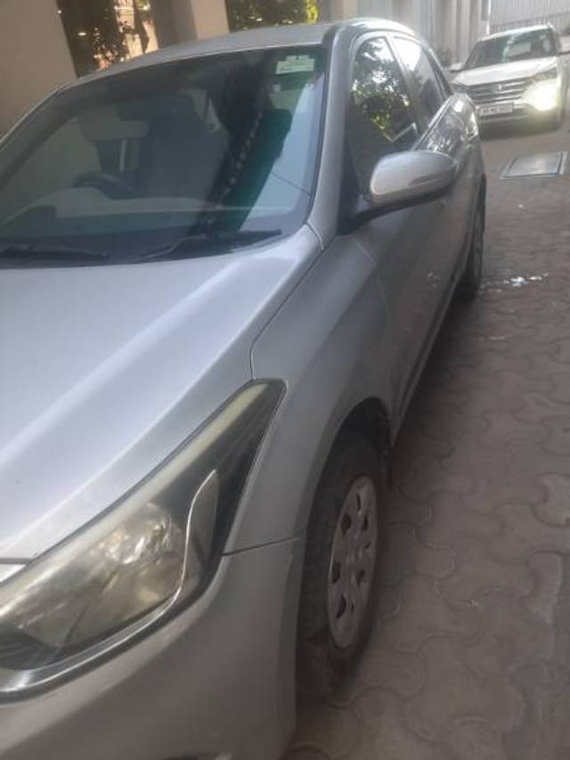 https://images10.gaadi.com/usedgaadi-sellcar/UsedCar/f5e1bbe0a/8b0f852c-ebe5-4b9e-8224-60ce0975ec7f.jpeg?imwidth=6401