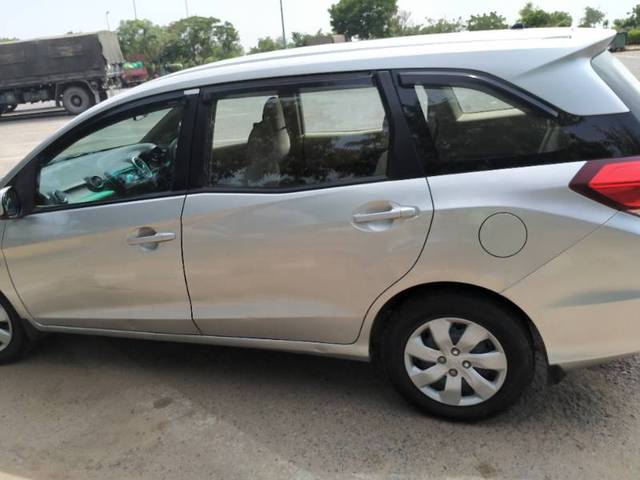 https://images10.gaadi.com/usedgaadi-sellcar/UsedCar/f5e33a9aa/e41669a3-18da-4a38-b67b-23d771770ce3.jpg?imwidth=6400