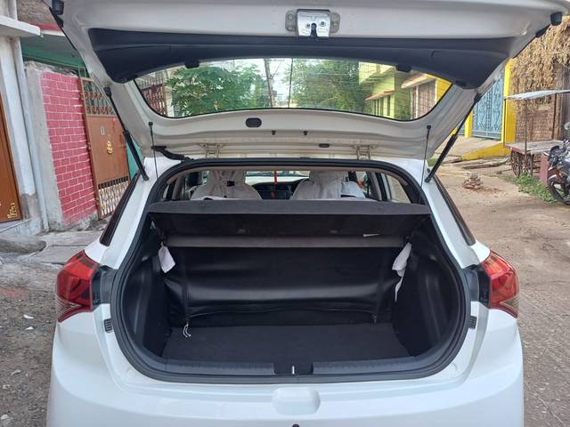 https://images10.gaadi.com/usedgaadi-sellcar/UsedCar/f5e3771ea/d4831885-8099-47be-b73d-5944452d144d.jpg?imwidth=6402