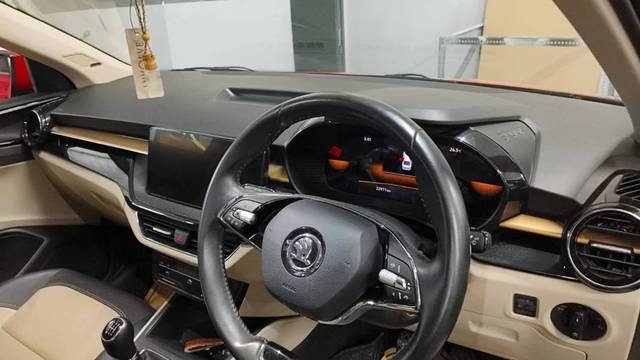 https://images10.gaadi.com/usedgaadi-sellcar/UsedCar/f5e3b5efa/5a6182e9-ac33-4da7-8682-ce171f232612.jpg?imwidth=6401