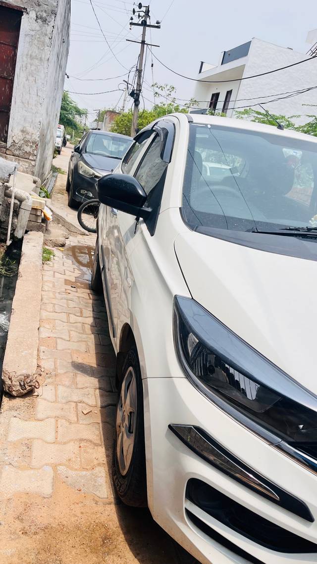 https://images10.gaadi.com/usedgaadi-sellcar/UsedCar/f5e66c8ea/adaf625f-8d7b-47ca-ad51-885d011f198b.jpeg?imwidth=6400