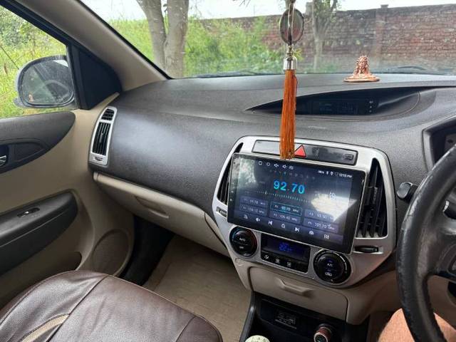 https://images10.gaadi.com/usedgaadi-sellcar/UsedCar/f5e6b975a/9c9cd5de-84ca-479f-88db-d44b0d7fac31.jpg?imwidth=6402