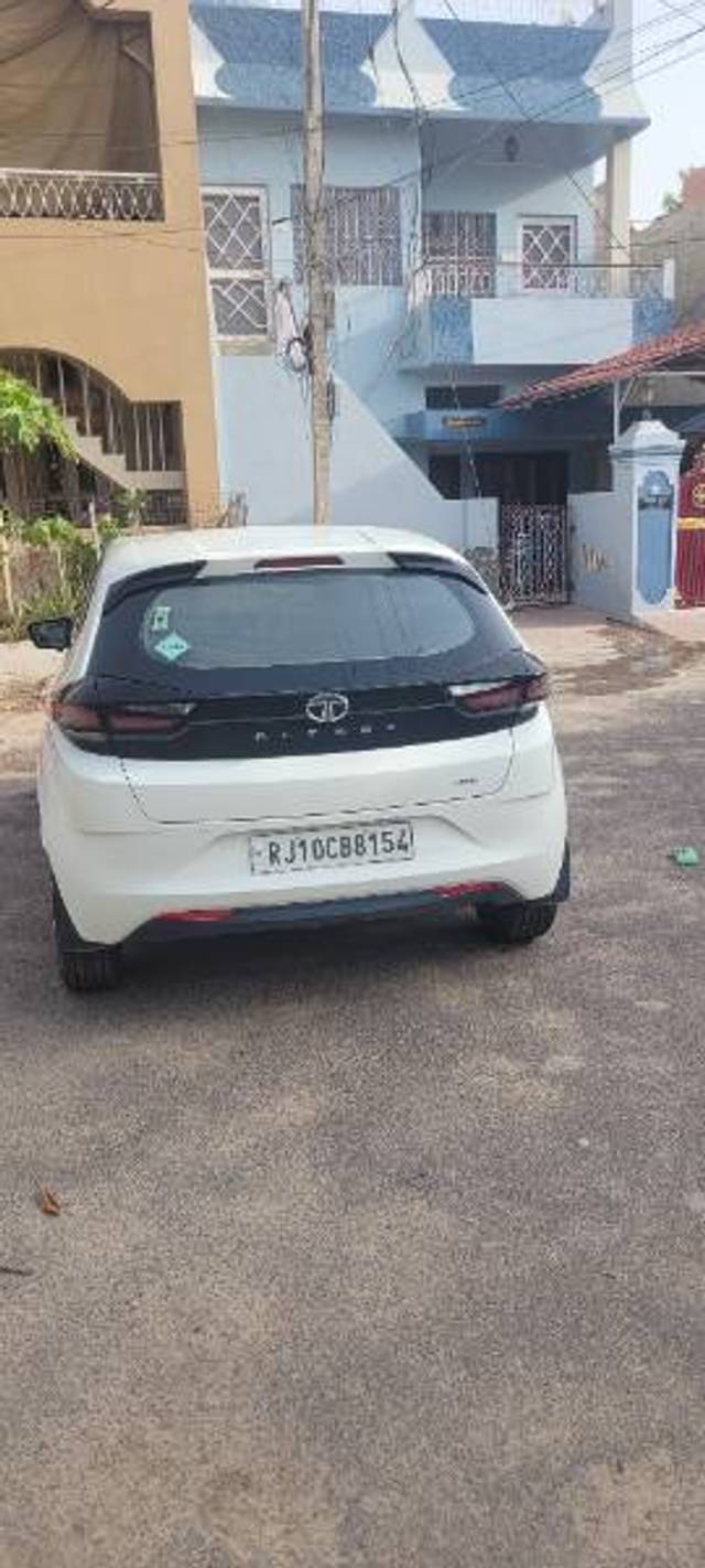 https://images10.gaadi.com/usedgaadi-sellcar/UsedCar/f5e803bfa/b68f3f34-1e09-43ba-a9ca-7f25b5562ab8.jpg?imwidth=6402
