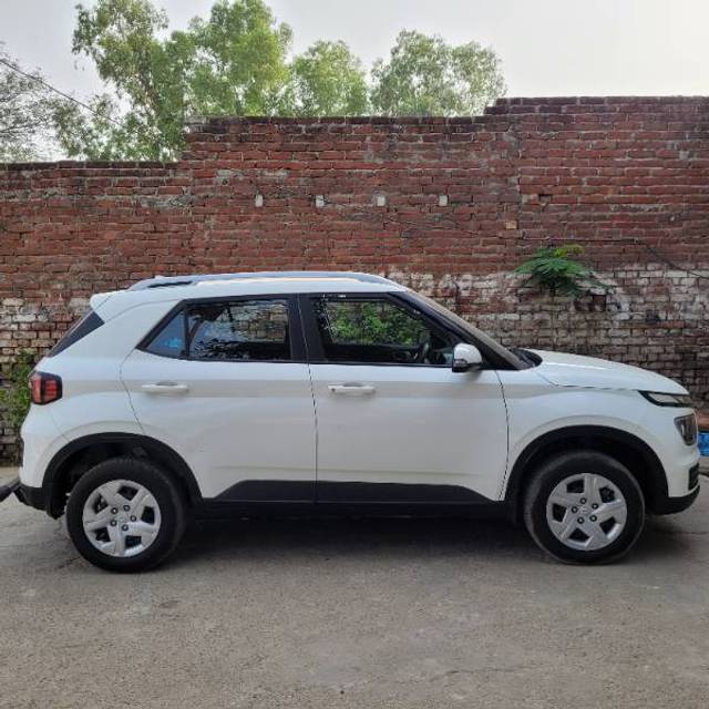 https://images10.gaadi.com/usedgaadi-sellcar/UsedCar/f5e80cf8a/9987876e-373a-461a-97cf-9a85a88014fb.jpg?imwidth=6400