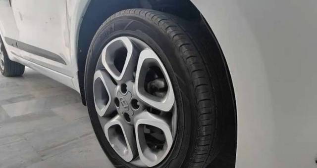 https://images10.gaadi.com/usedgaadi-sellcar/UsedCar/f5e82ce7a/fdf7a37d-4e6d-4285-8754-5547350f2a46.jpg?imwidth=6402