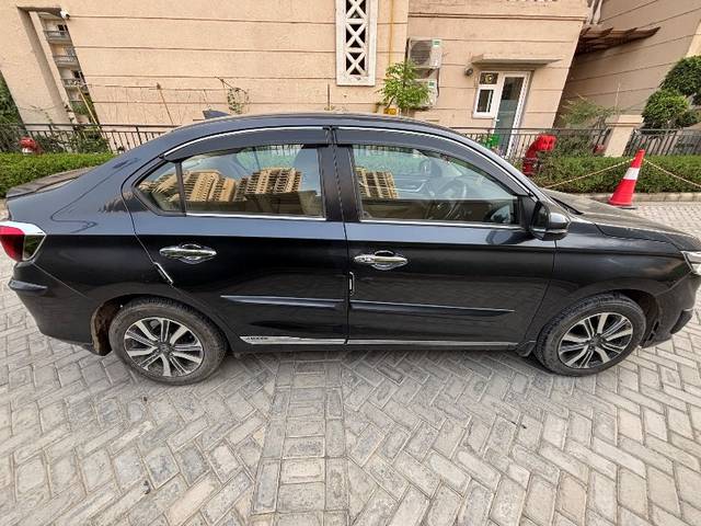 https://images10.gaadi.com/usedgaadi-sellcar/UsedCar/f5e87611a/5c1959c4-9373-45cd-af41-d8c1f12d5bcf.jpeg?imwidth=6401