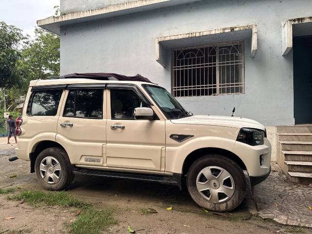 https://images10.gaadi.com/usedgaadi-sellcar/UsedCar/f5e9906ba/fcc0922c-c705-42a5-aa26-9385820ce8b4.jpg?imwidth=6401