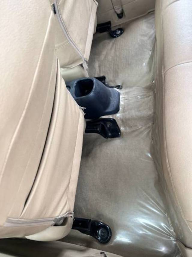 https://images10.gaadi.com/usedgaadi-sellcar/UsedCar/f5e9a2a4a/2967df26-24f3-4609-baad-bca730f38007.jpeg?imwidth=6402