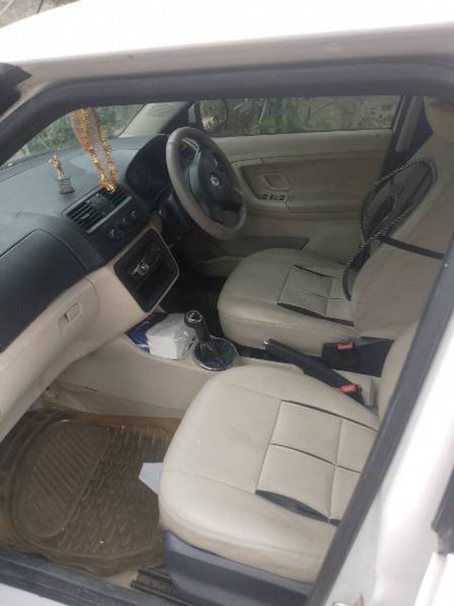 https://images10.gaadi.com/usedgaadi-sellcar/UsedCar/f5eb856ba/49cb5505-49db-4917-8a72-1fbfac86c6c4.jpg?imwidth=6402