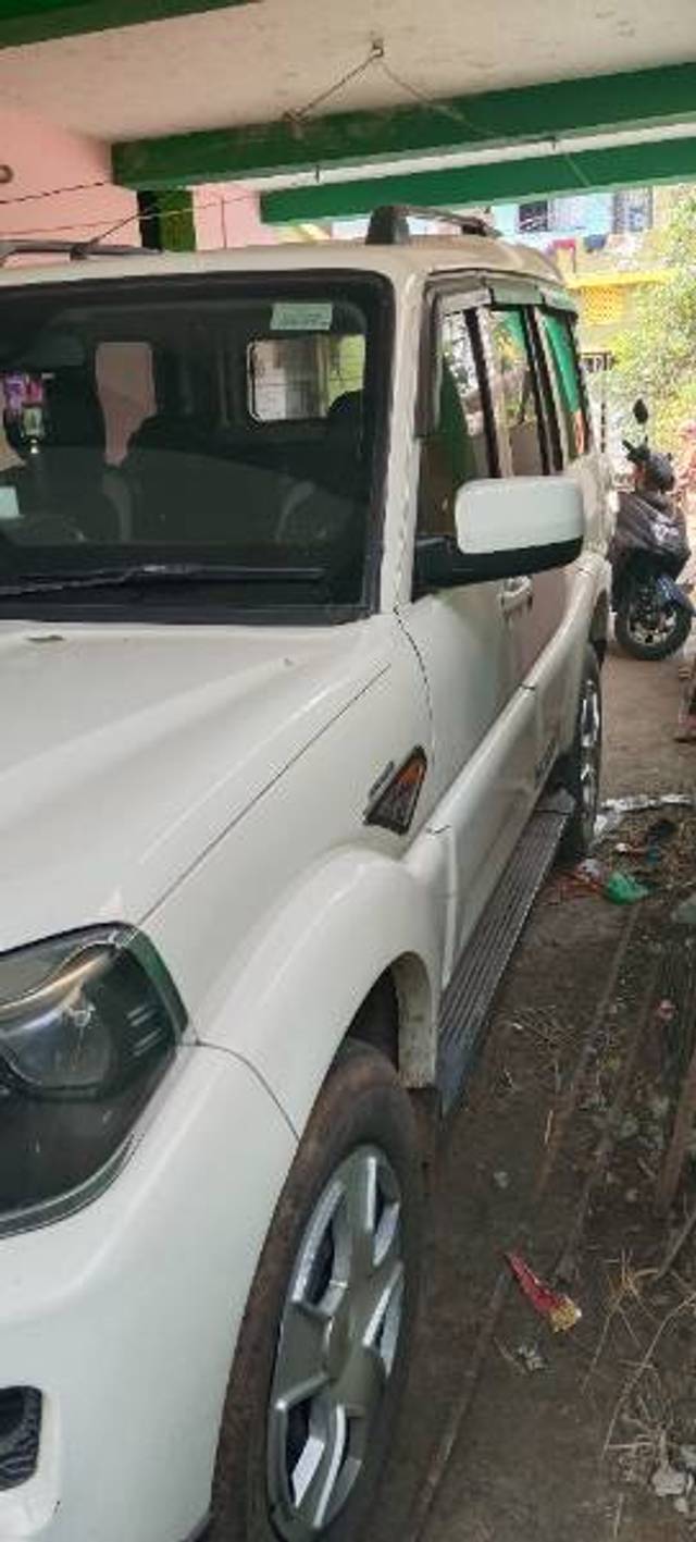 https://images10.gaadi.com/usedgaadi-sellcar/UsedCar/f5eed12ea/24b812b6-7489-4d36-a233-5eaf767a5391.jpg?imwidth=6402