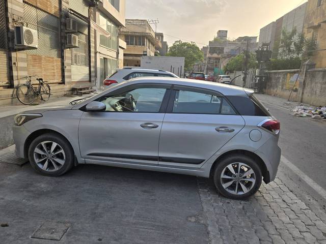 https://images10.gaadi.com/usedgaadi-sellcar/UsedCar/f5ef0d4ea/a82c4646-7b7c-4d32-803a-0efbe38cf55d.jpg?imwidth=6400