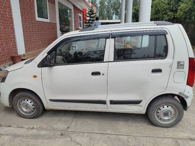 https://images10.gaadi.com/usedgaadi-sellcar/UsedCar/f5f0a18da/6af7bc1d-eb58-410d-a65b-28e127d96f67.jpg?imwidth=6400