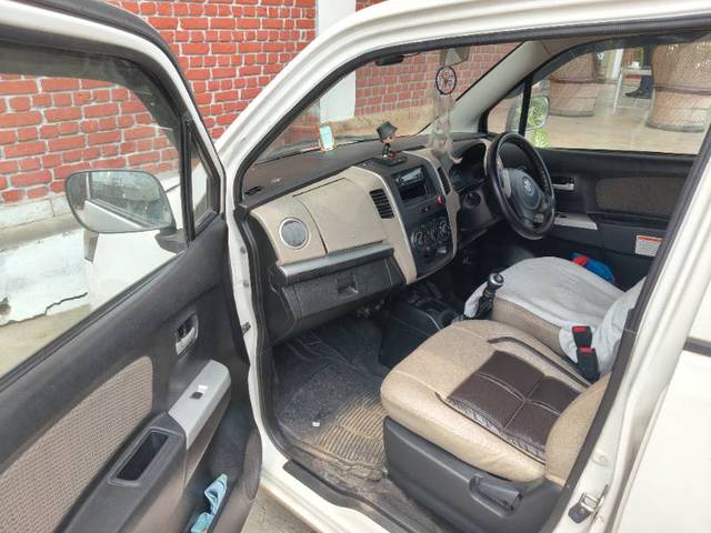 https://images10.gaadi.com/usedgaadi-sellcar/UsedCar/f5f0a18da/b7af7941-656d-4b70-a7e0-0b64592559db.jpg?imwidth=6402