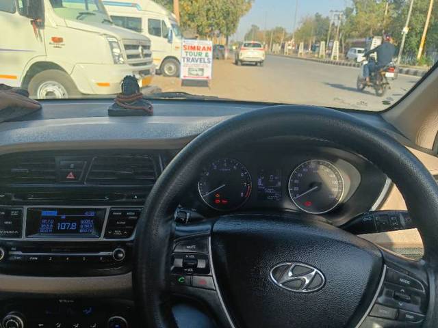 https://images10.gaadi.com/usedgaadi-sellcar/UsedCar/f5f0c2cca/a7111985-28b5-42b3-a0e4-fda2f6ef0301.jpg?imwidth=6400