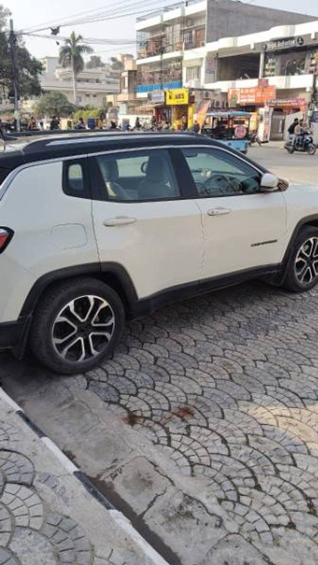 https://images10.gaadi.com/usedgaadi-sellcar/UsedCar/f5f1e0c9a/1ae805cf-e93b-48de-8f61-34c9b1aa308f.jpeg?imwidth=6401