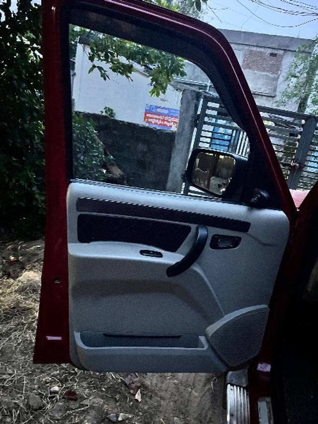 https://images10.gaadi.com/usedgaadi-sellcar/UsedCar/f5f2970da/e4bc95e1-a749-409e-aee9-7d52292acaf3.jpeg?imwidth=6402