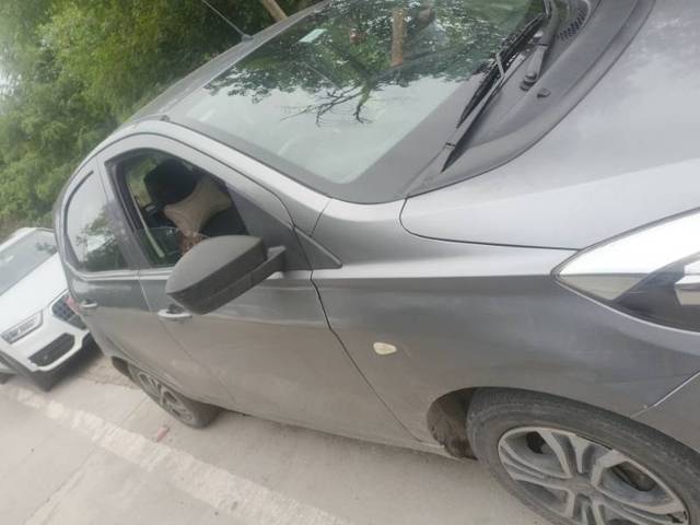 https://images10.gaadi.com/usedgaadi-sellcar/UsedCar/f5f3f22da/f90fd701-64f8-4e57-aca8-b9d350f05ab9.jpg?imwidth=6401