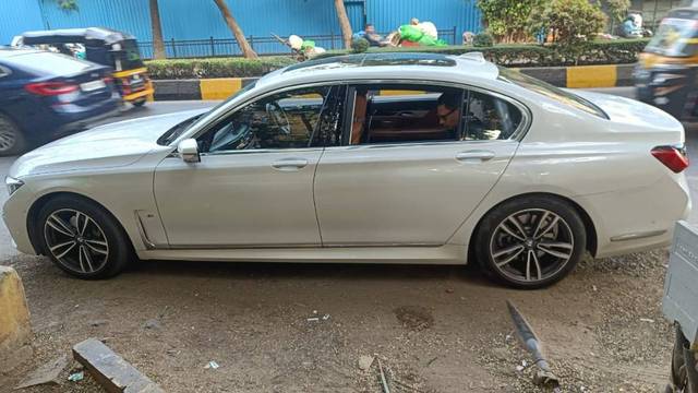 https://images10.gaadi.com/usedgaadi-sellcar/UsedCar/f5f4a4b0a/31a24adc-919a-42c9-9399-2c554d7fc788.jpg?imwidth=6401