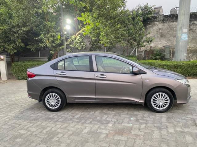 https://images10.gaadi.com/usedgaadi-sellcar/UsedCar/f5f4e14a-82f6-4a9c-9406-43f7bf3e772a/50e1ff8a-ba8d-45f1-b262-fc0915eb9953.jpeg?imwidth=6401