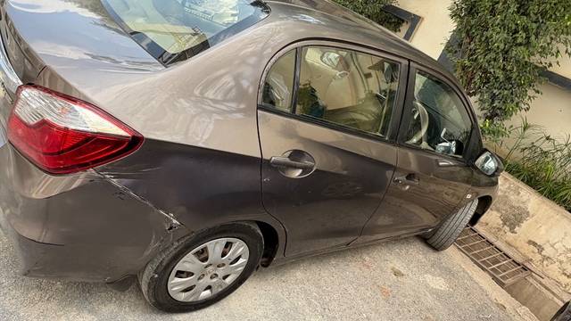 https://images10.gaadi.com/usedgaadi-sellcar/UsedCar/f5f616b1a/c5b48c81-923f-4bb8-929a-69f5be559871.jpeg?imwidth=6401