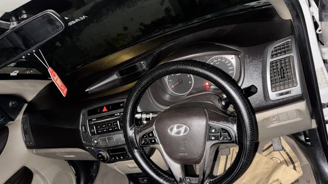 https://images10.gaadi.com/usedgaadi-sellcar/UsedCar/f5f85095a/61564bce-a483-4779-a804-c1c4df4e1be7.jpeg?imwidth=6402