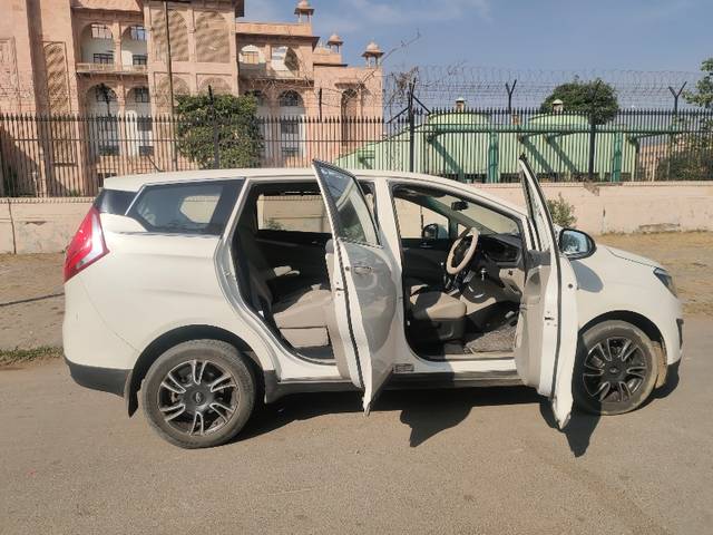 https://images10.gaadi.com/usedgaadi-sellcar/UsedCar/f5fb314fa/740cdda7-6e2c-45f7-9df3-bfa9d9afae0c.jpeg?imwidth=6400