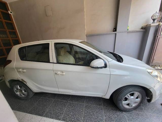 https://images10.gaadi.com/usedgaadi-sellcar/UsedCar/f5fba7c9a/991940c5-44a8-41eb-931d-9f4a3806ec01.jpg?imwidth=6402