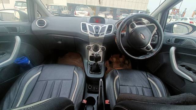https://images10.gaadi.com/usedgaadi-sellcar/UsedCar/f5fc855da/80b28644-404f-4a82-b9f4-25e7faa6b728.jpg?imwidth=6402