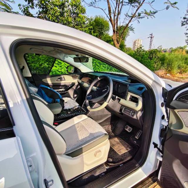 https://images10.gaadi.com/usedgaadi-sellcar/UsedCar/f5fc883ca/14928338-c284-4f8b-b36f-6b6b7eaeb0c7.jpg?imwidth=6401