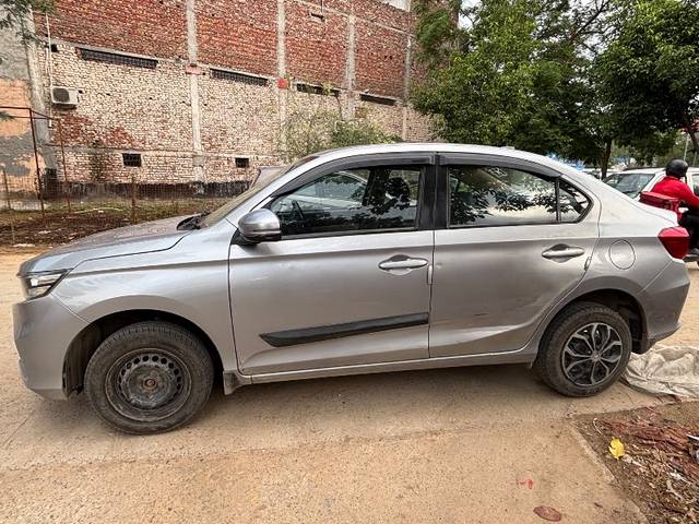 https://images10.gaadi.com/usedgaadi-sellcar/UsedCar/f5fcddd9a/ba166d63-7916-4ff1-be4d-4ac0b53259be.jpeg?imwidth=6402