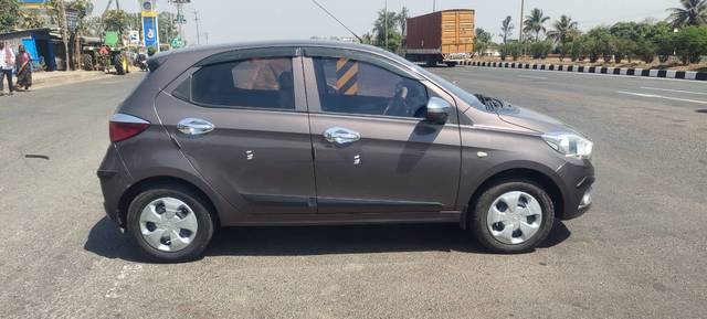 https://images10.gaadi.com/usedgaadi-sellcar/UsedCar/f5fd97fea/bd50c0a7-a6f1-4a96-a0ef-986d98bdf005.jpg?imwidth=6401