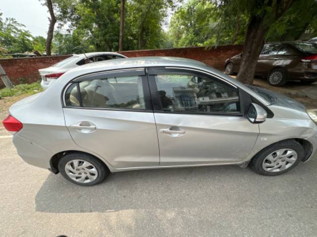 https://images10.gaadi.com/usedgaadi-sellcar/UsedCar/f5fda0c1a/73eafaf1-56be-476e-94f1-baa209c76cfa.jpg?imwidth=6401