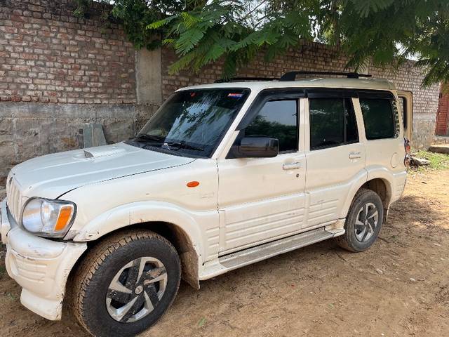 https://images10.gaadi.com/usedgaadi-sellcar/UsedCar/f5fe440fa/c3904131-0235-494b-b648-974d1f51eb87.jpeg?imwidth=6400