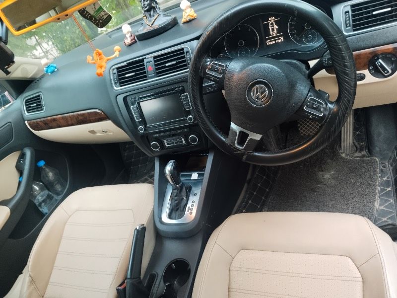 Buy Used Volkswagen Jetta 2.0L TDI Highline AT of 2014 model @ 3,00,000
