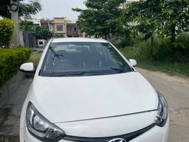 https://images10.gaadi.com/usedgaadi-sellcar/UsedCar/f6d44d63-82ae-4548-8c99-ca987d0b4110/e4853eb0-d7e9-42ef-8898-fa870050fb69.jpeg?imwidth=6402