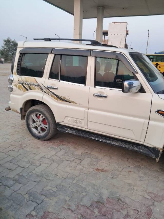 https://images10.gaadi.com/usedgaadi-sellcar/UsedCar/f70c916e-70a3-4ba0-b060-f649cdf80621/4eaaf886-fb82-4f42-ab5e-f94343282f30.jpeg?imwidth=6401