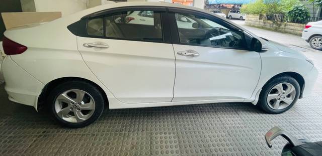 https://images10.gaadi.com/usedgaadi-sellcar/UsedCar/f83aa0e0-98a3-4481-bc27-9068ab1ccf34/6d54d9b6-01e4-4f29-9c48-6b68ee1b1439.jpeg?imwidth=6401