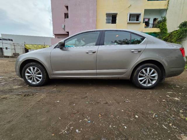 https://images10.gaadi.com/usedgaadi-sellcar/UsedCar/f8741869-7e3d-4cce-b53e-766dc0b58c5c/ce9b6502-d99f-440e-aef7-d8c15e759d49.jpg?imwidth=6402