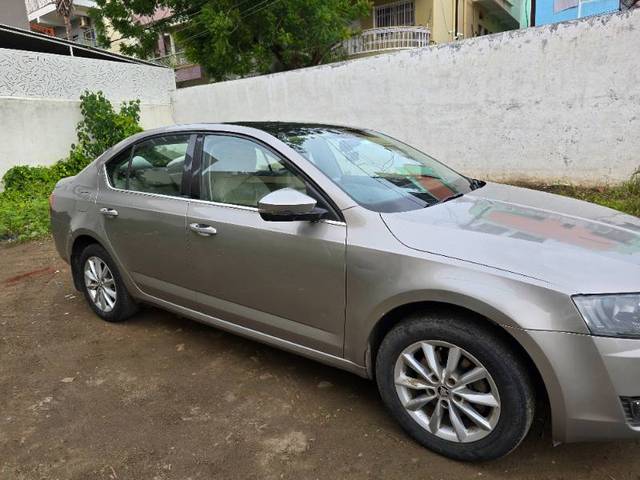 https://images10.gaadi.com/usedgaadi-sellcar/UsedCar/f8741869-7e3d-4cce-b53e-766dc0b58c5c/dac5e786-21a0-4865-a2a0-3b98906d84eb.jpg?imwidth=6400